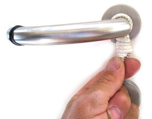Der Knoten am Schließpendel wird nach oben geschoben.